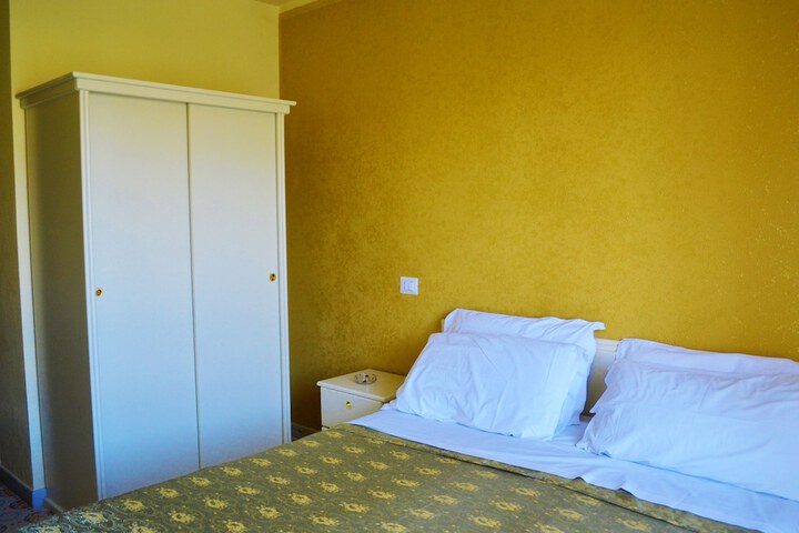 Room 8 of 48
