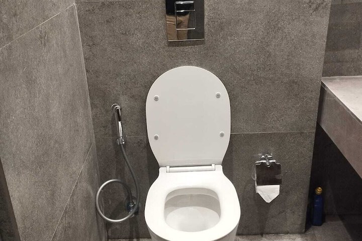 Room 10 of 16