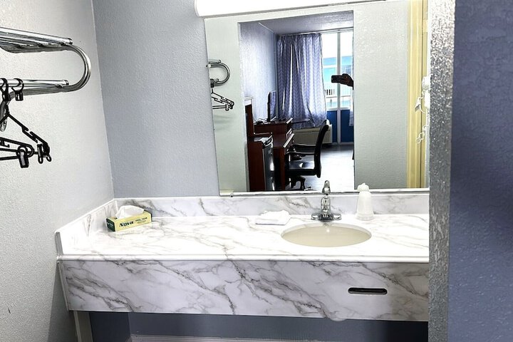 1 King Bed (2 of 7)