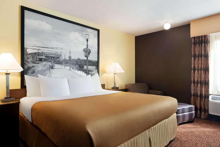 1 King Bed (1 of 9)
