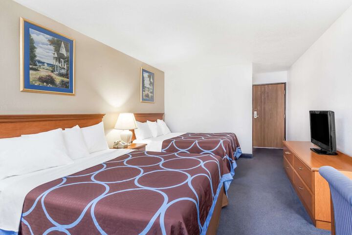 1 Queen Bed (5 of 16)