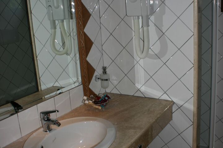 Room 46 of 102