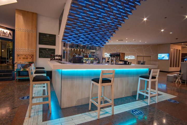 Lounge 74 of 77