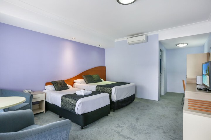 Room 8 of 80