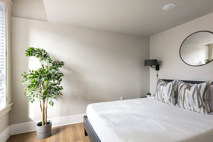 Room 8 of 200