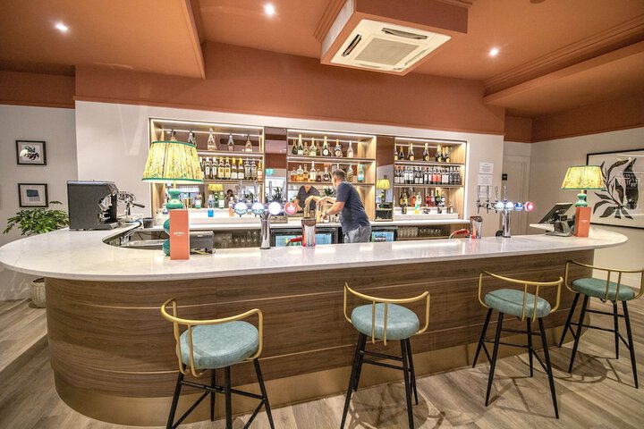 Lounge 128 of 178