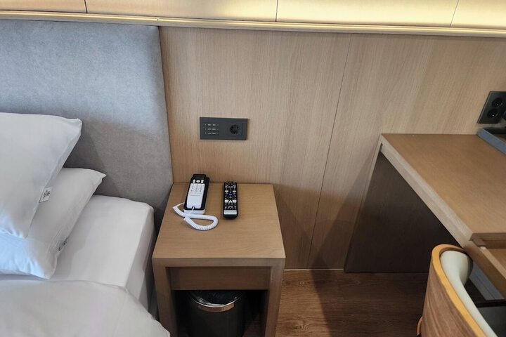 Room 33 of 87