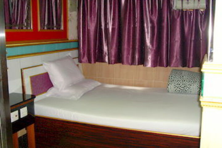 Room 8 of 18