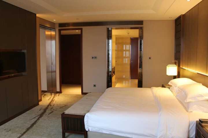 Room 3 of 77