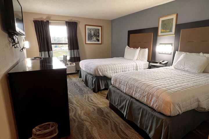 2 Double Beds Work Desk Microwave, Refrigerator, Continental Breakfast (2 of 7)
