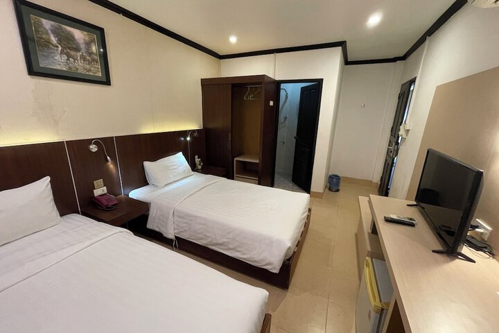 Room 3 of 73