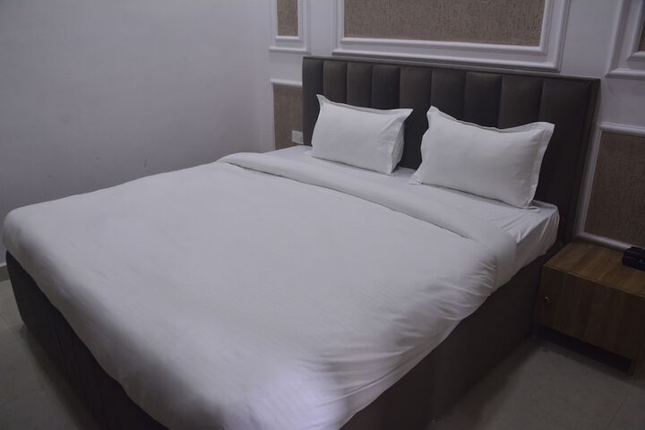 Room 5 of 11