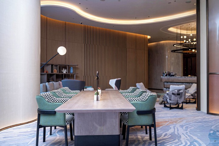 Lounge 54 of 82