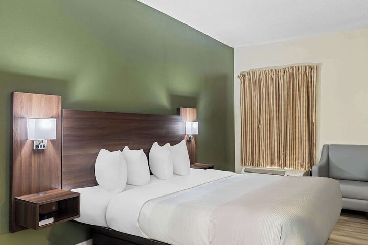 1 King Bed (6 of 14)