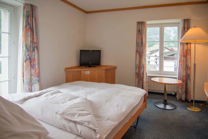 Room 33 of 85