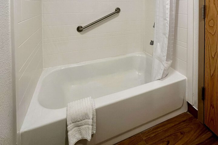1 Queen Bed Accessible Room (8 of 10)