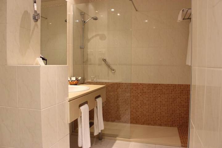 Room 10 of 27