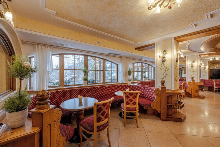 Lounge 20 of 24