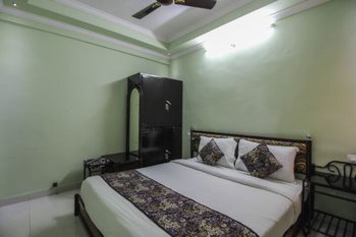 Room 11 of 28