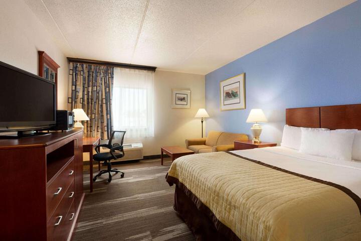 1 Queen Bed (10 of 10)