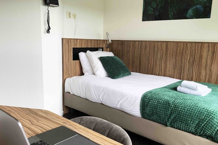 Room 2 of 44