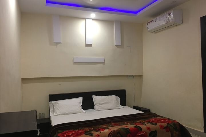 Room 6 of 30