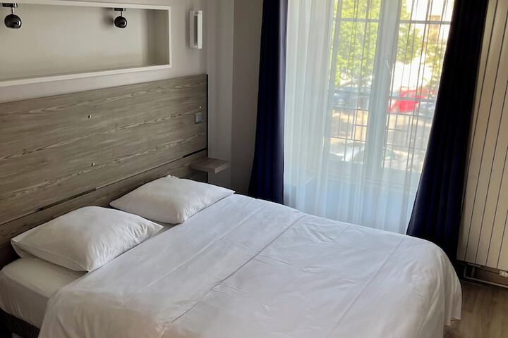 Room 13 of 30