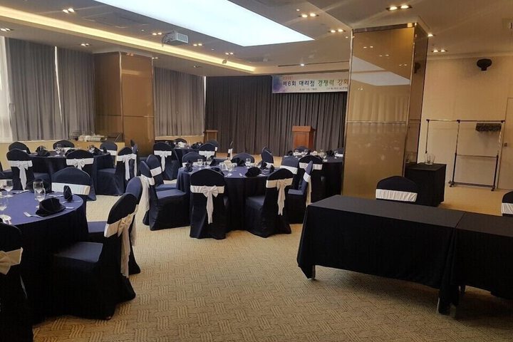 Ballroom/Hall 67 of 84