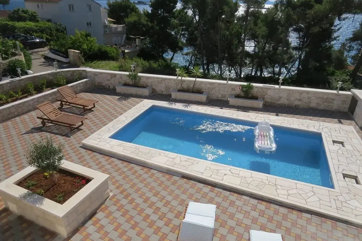 Pool 5 of 25