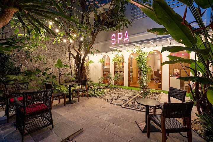 Hotel Exterior 75 of 77