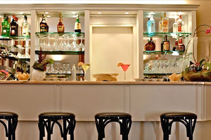 Hotel Bar