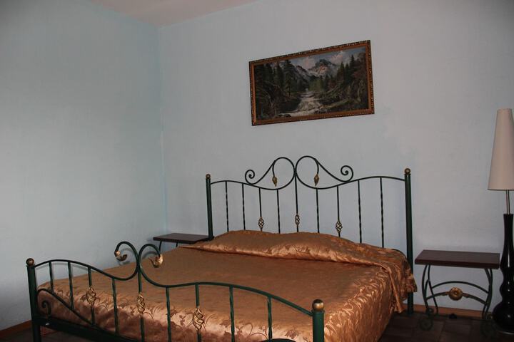 Room 9 of 12