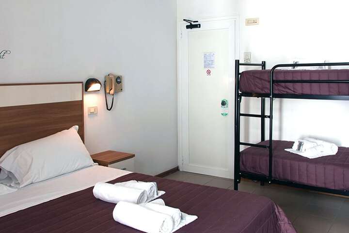Room 4 of 63