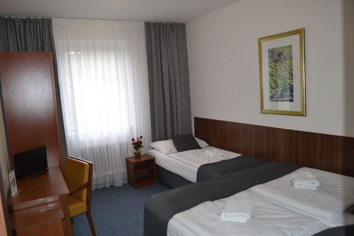 Room 5 of 28