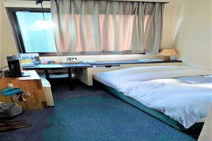 Room 11 of 37