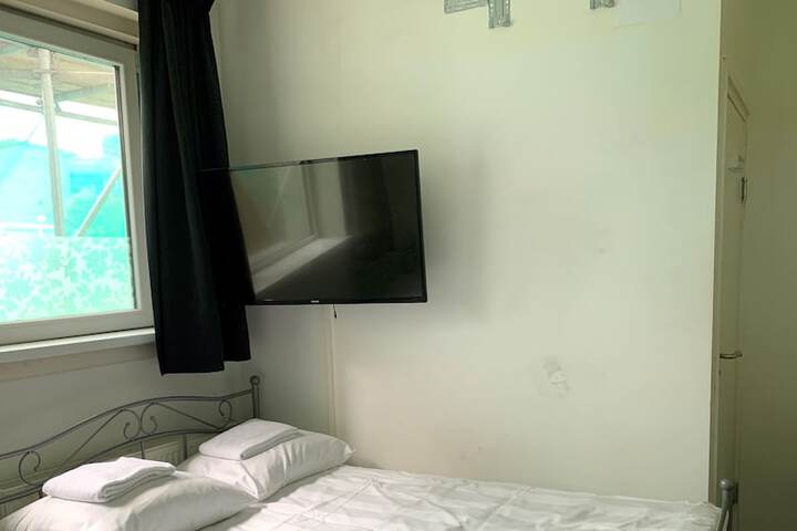 Room 10 of 42