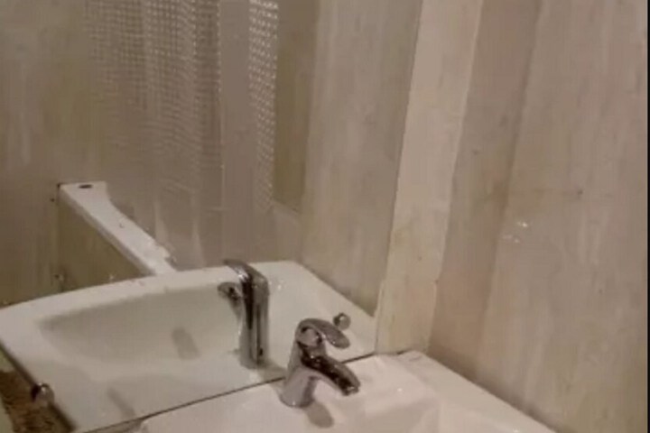 Room 8 of 18