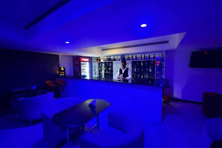 Lounge 30 of 31