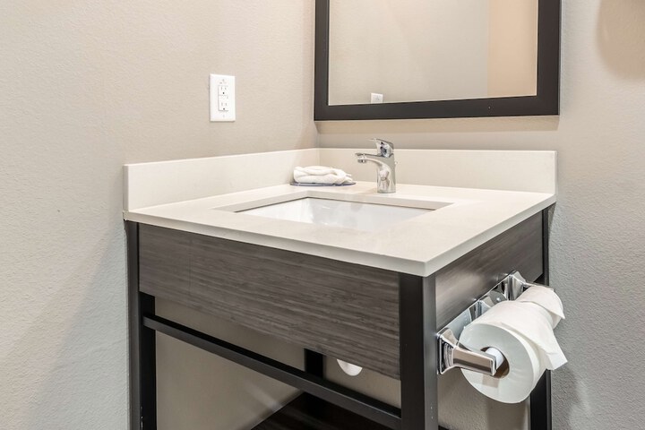 1 Queen Bed Kitchen (21 of 22)