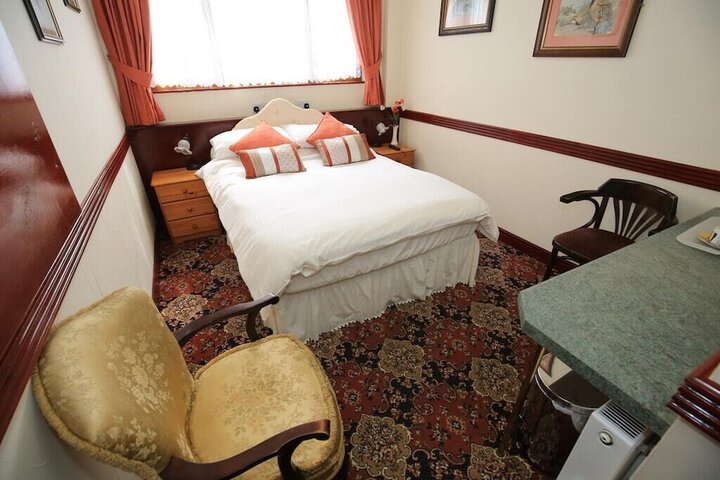 Room 6 of 9