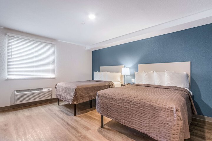 Double Accessible Queen Size Bed (9 of 11)