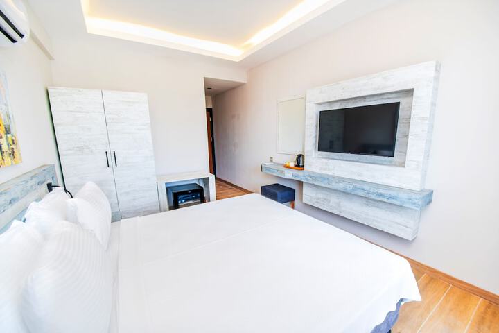 Room 5 of 169