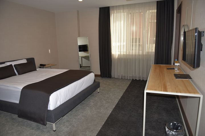 Room 11 of 33