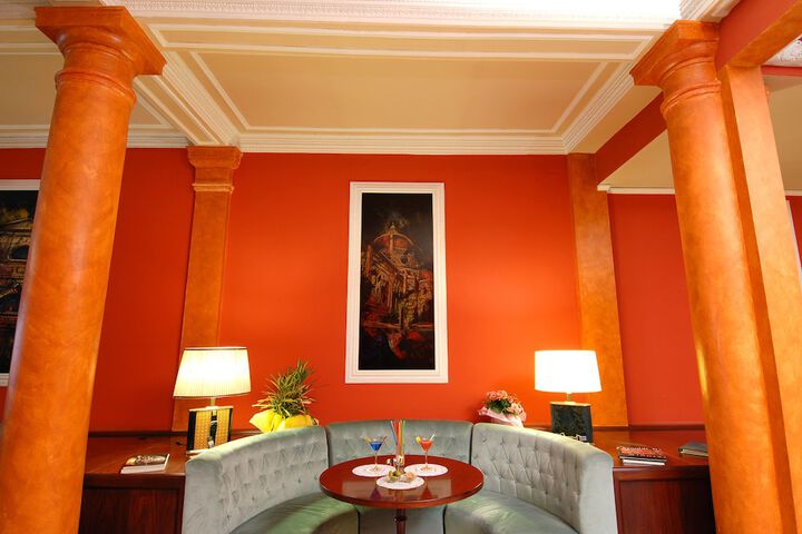 Lounge 43 of 48