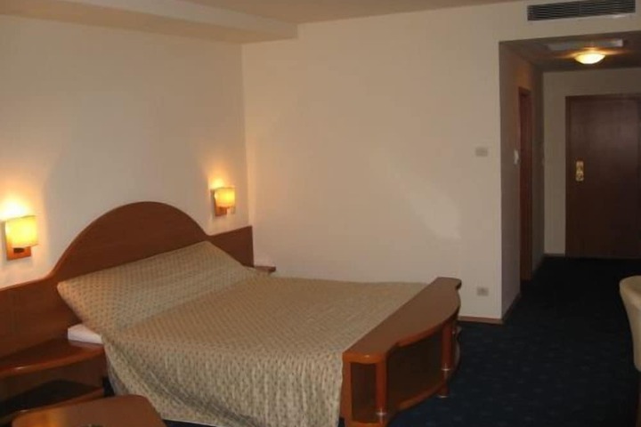 Room 6 of 50