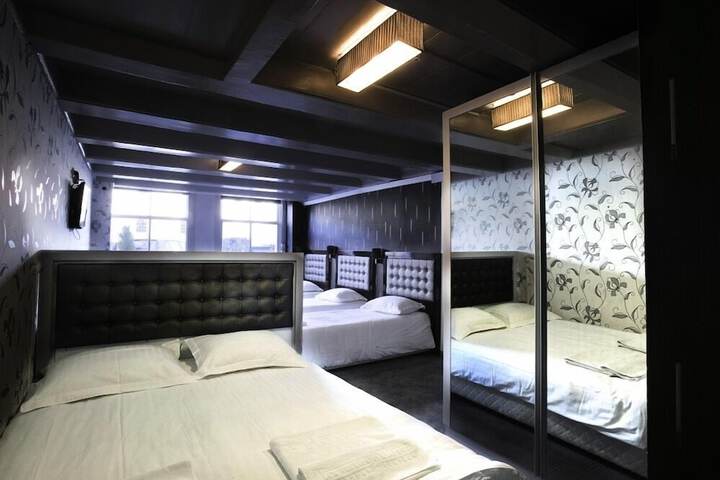 Room 17 of 38