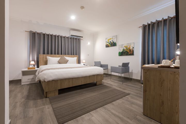 Room 7 of 90