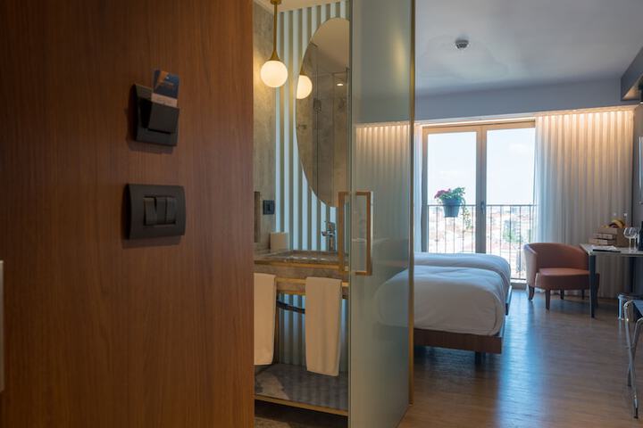 Room 32 of 104
