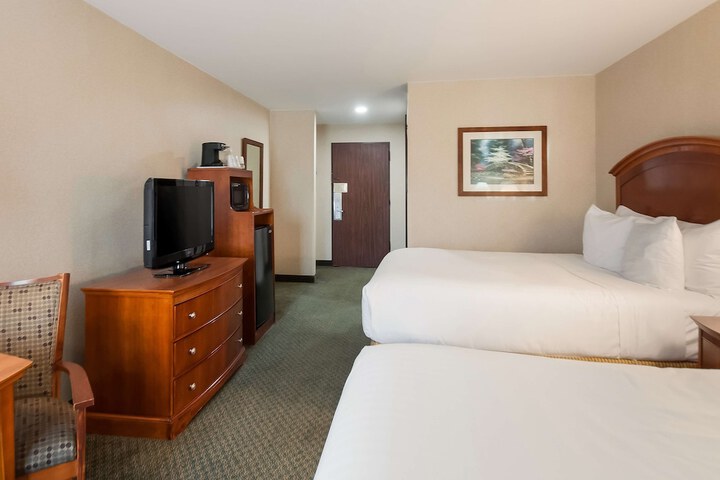 2 Queen Beds High Speed Internet Accessible Microwave and Refrigerator, Coffee Maker Iron and Ironing Board Hairdryer Continental Breakfast (5 of 5)