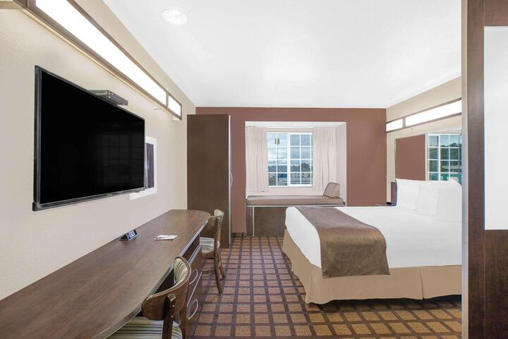 1 Queen Bed Accessible Room (11 of 19)
